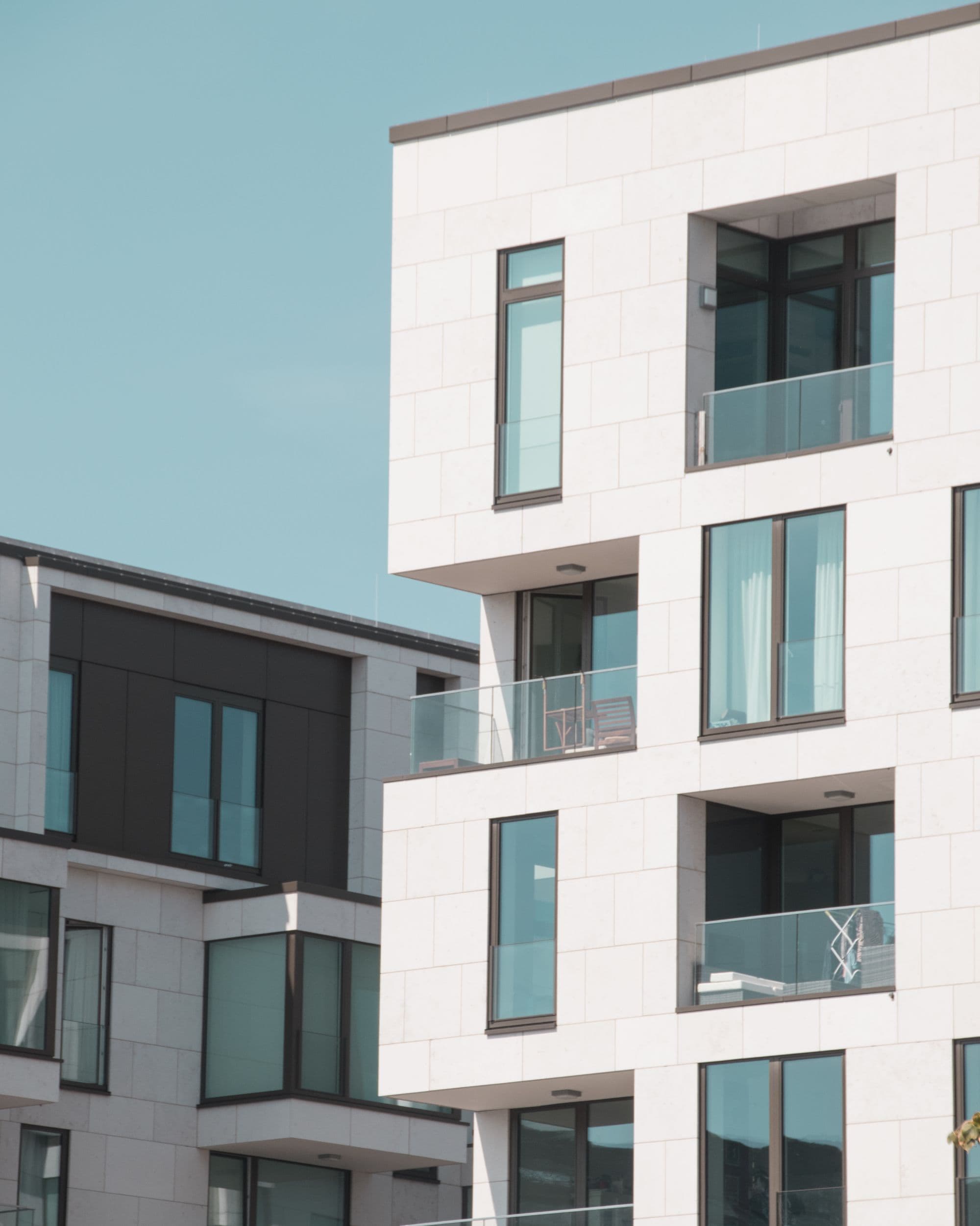 Fachada de un edificio residencial moderno con balcones